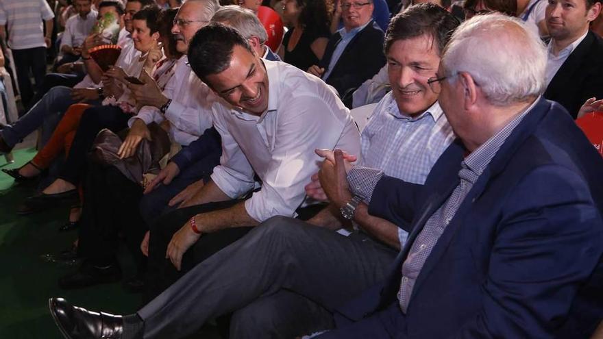 Javier Fernández bromea con Álvarez Areces durante la campaña de 2016 en presencia de Pedro Sánchez, con Antonio Trevín quinto por la izquierda y Guillermo Martínez a la derecha en segunda fila.