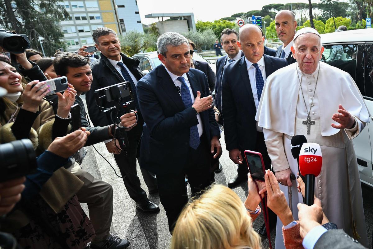 El Papa a su salida del hospital: Todavía estoy vivo. No tuve miedo