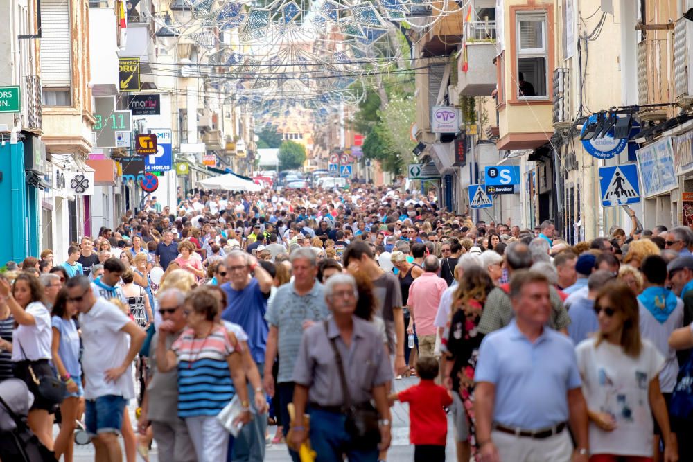 Multitudinaria participación en la tradicional carrera del Ayuntamiento a la plaza Castelar con motivo de la festividad de la Virgen de la Salud