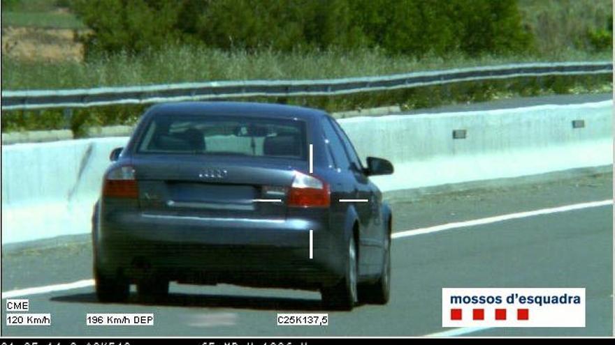 Enxampen un conductor drogat a 196 km/h i un motorista a 213 km/h