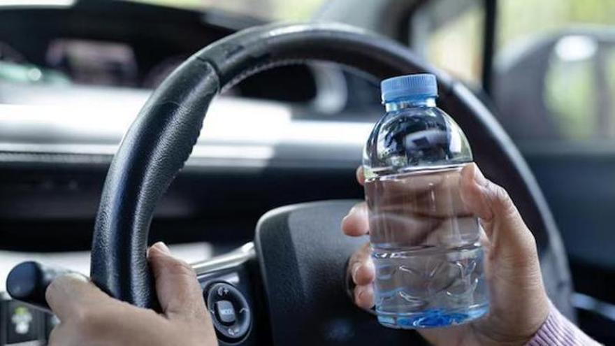 ¿Qué cosas no deberías dejar nunca en el interior de tu vehículo durante la ola de calor?
