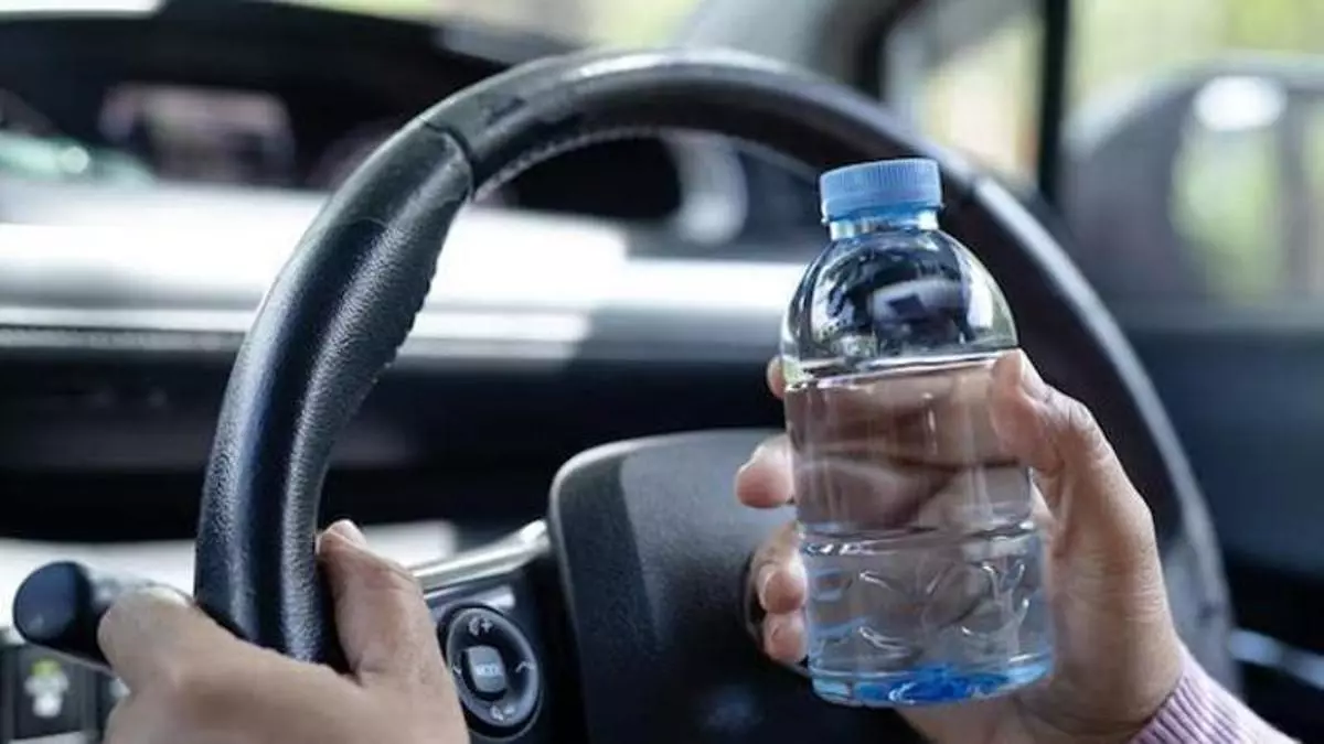 ¿Qué cosas no deberías dejar nunca en el interior de tu vehículo durante la ola de calor?