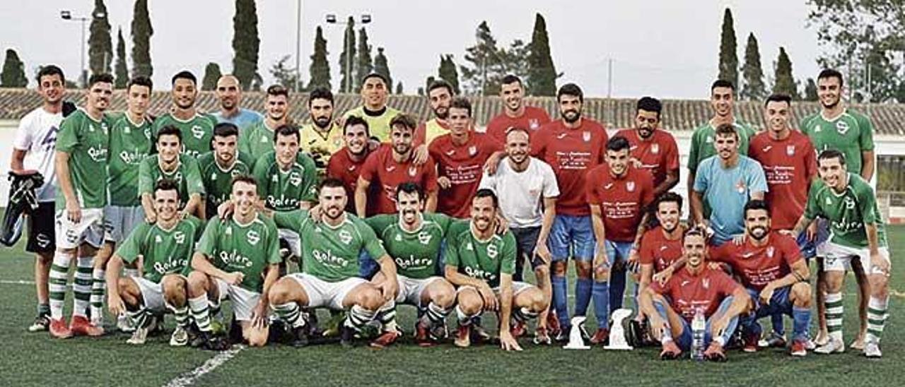 Imagen de familia de los componentes del Porreres y Escolar de regional que dirimieron el Trofeu Sant Roc.