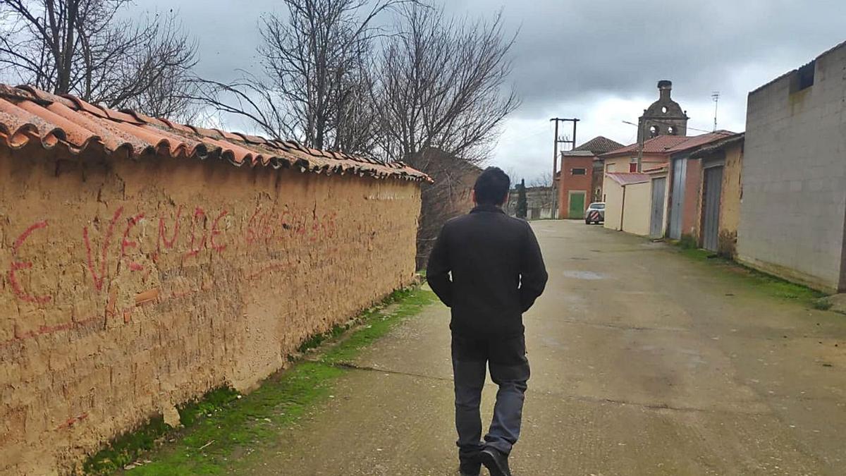 Un vecino de Morales de Valverde camina por una de las calles del municipio.