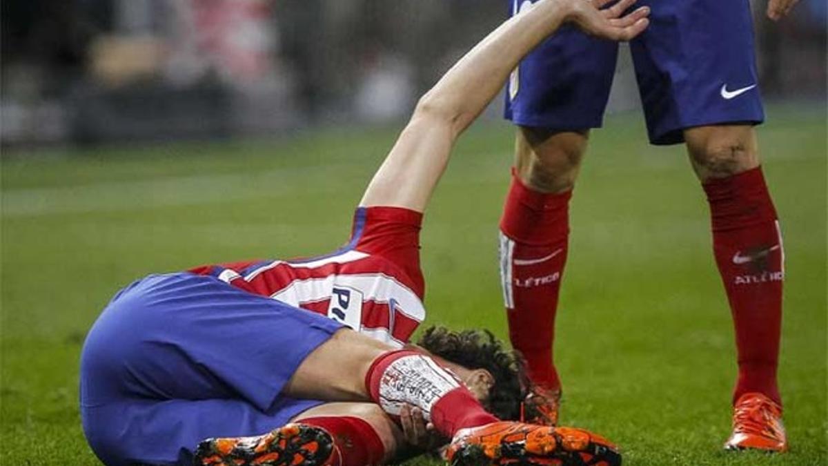 Tiago Cardoso, en el suelo tras lesionarse durante el Atlético - Espanyol de la Liga BBVA 2015/16