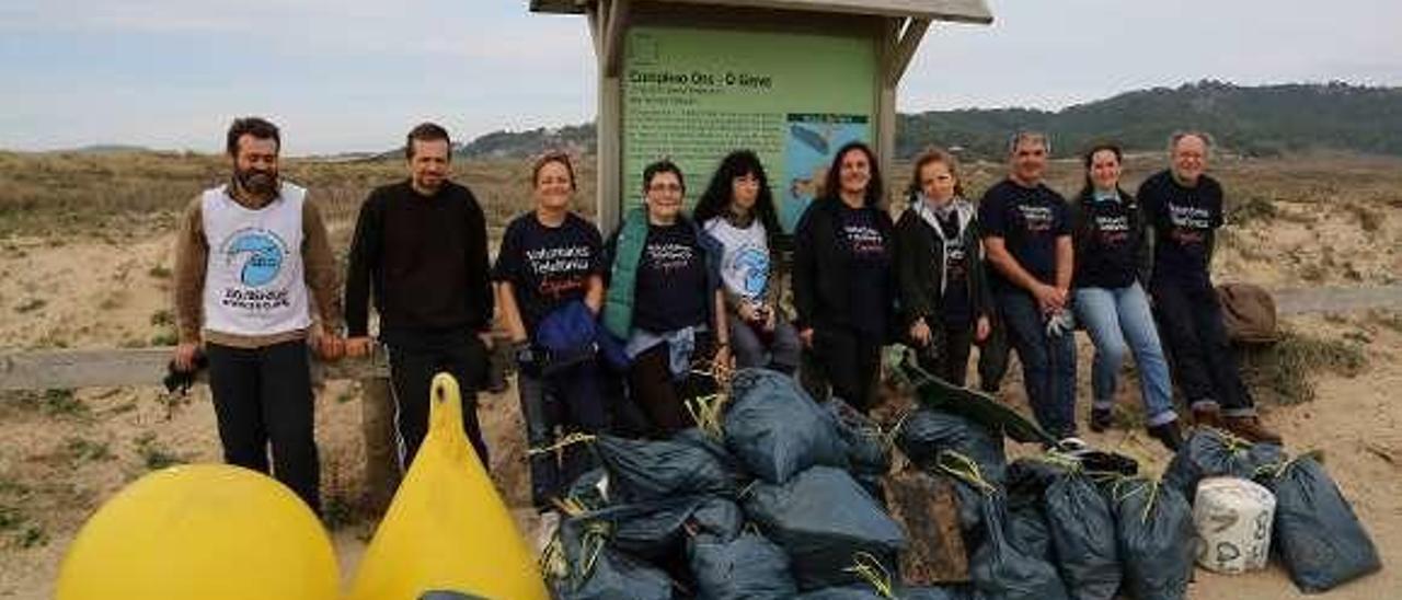 Participantes en una campaña de limpieza en A Lanzada. // Muñiz