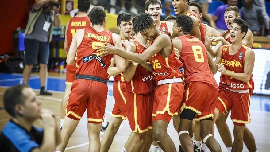 Los jugadores de España, con los cajistas León y Tamba incluidos, celebran el título europeo.