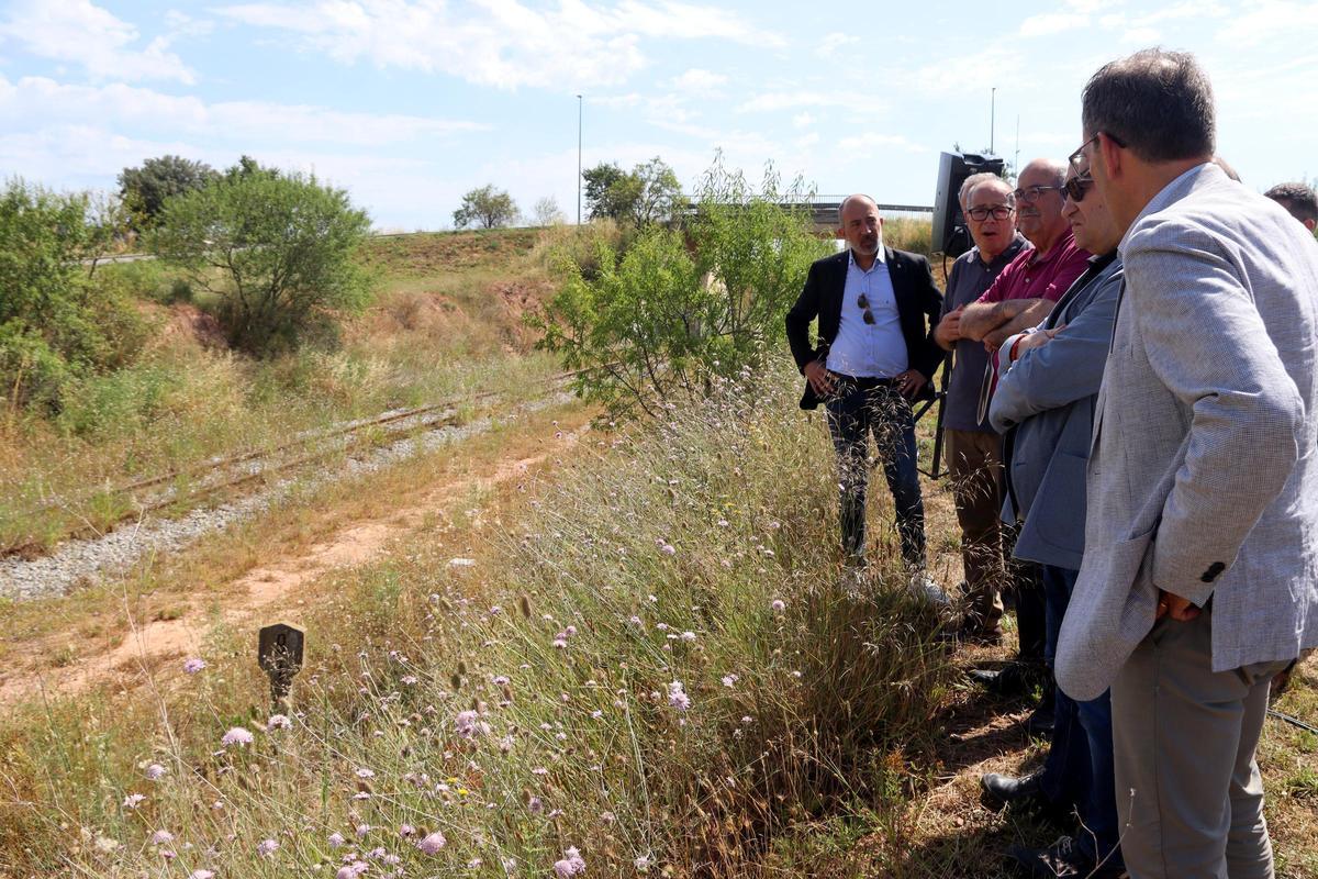 Un tram de la línia, al seu pas per Santpedor