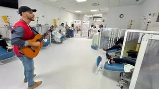 Gustavo Almeida deleita con su música a la unidad de Oncología del Hospital Provincial