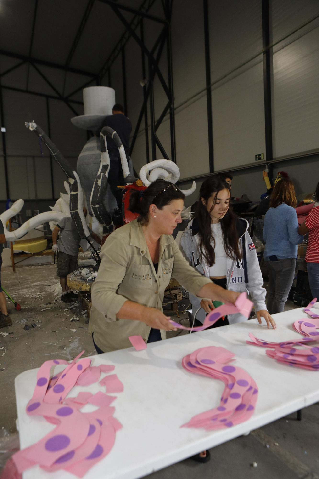 Los astilleros del Nalón, a tope: 42 carrozas y 6.000 romeros desfilarán en el Descenso Folklórico