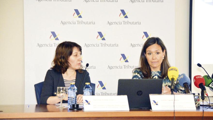La directora regional de la AEAT, Verónica Álvarez Torga, y la delegada, Imelda Capote. // Fran Queiruga