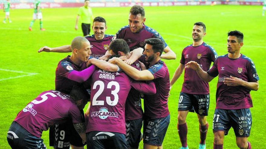 Los jugadores del Pontevedra celebran uno de los goles de ayer. |  // GUSTAVO SANTOS