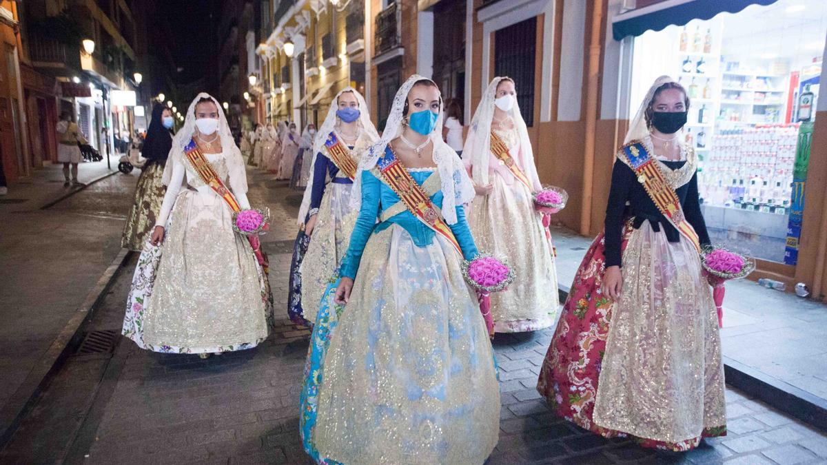 Llegada de la Fallera Mayor Infantil 2021 a la plaza de la Virgen en la Ofrenda