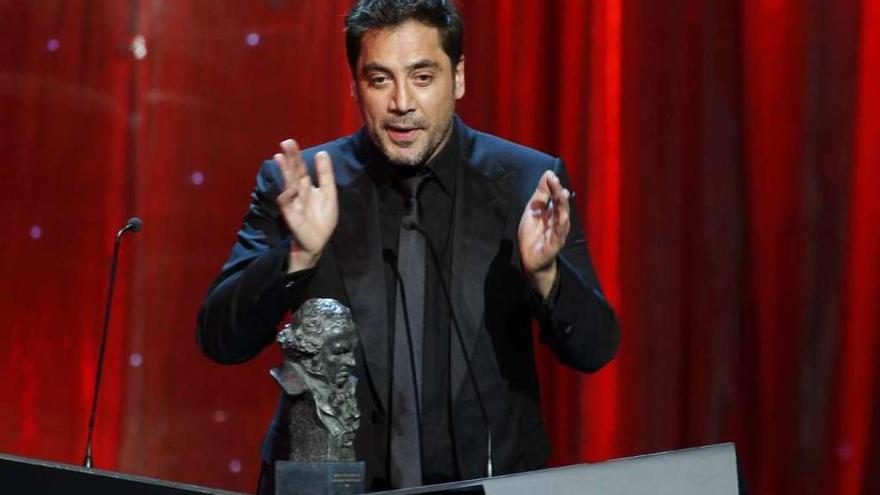 Javier Bardem recoge un Goya al mejor actor en el año 2011.