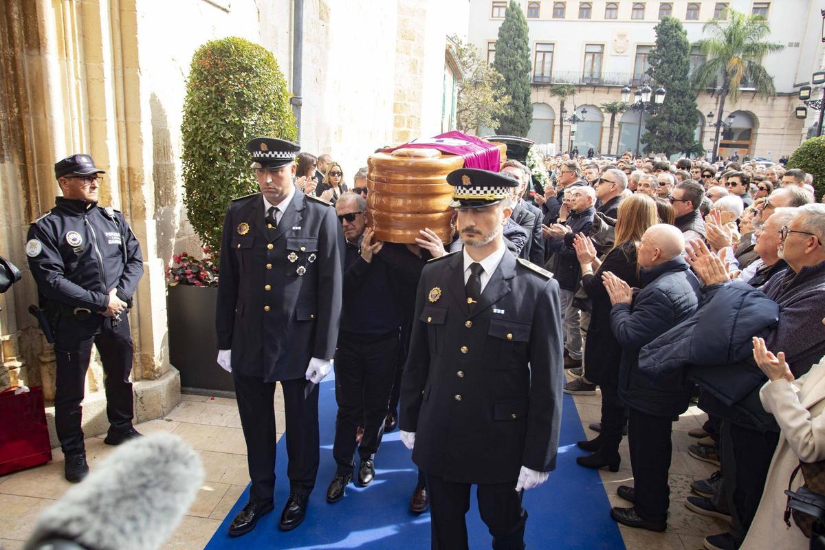 Llegada del féretro a la plaza Major.