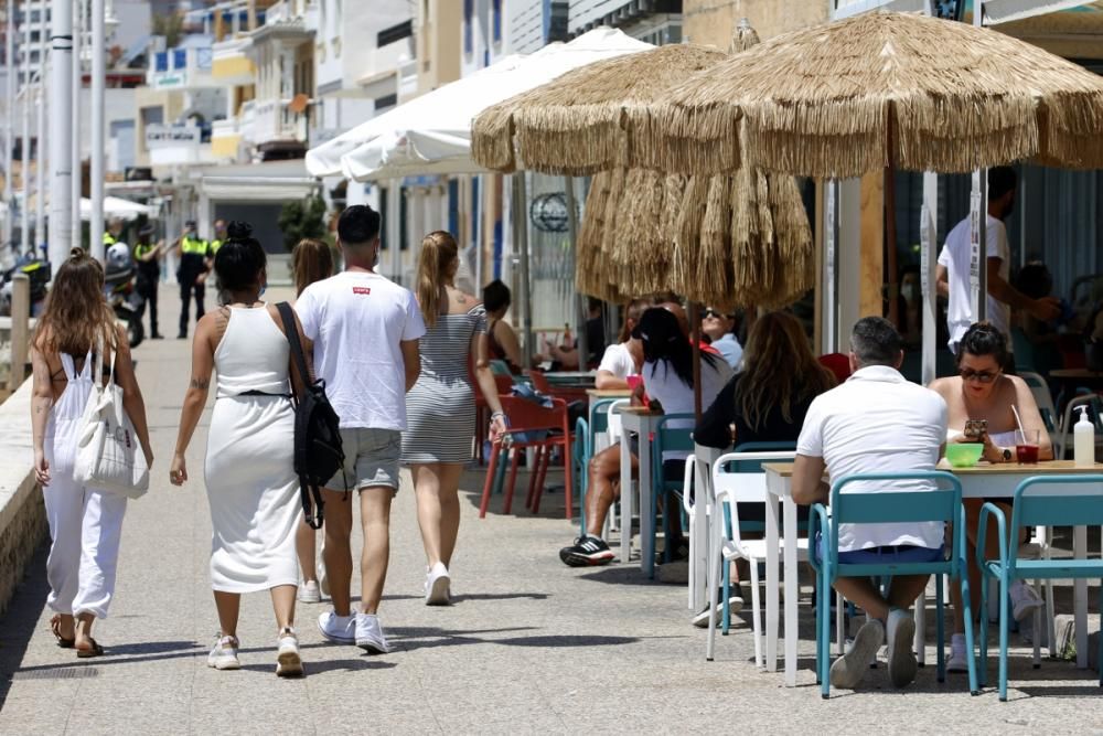 Mucho ambiente en las calles por el buen tiempo y reapertura de negocios.