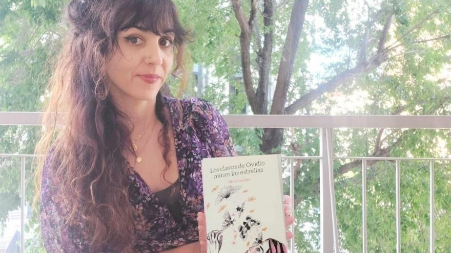 Alicia Louzao, ayer, sostiene un ejemplar de «Los clavos de Ovidio miran las estrellas».