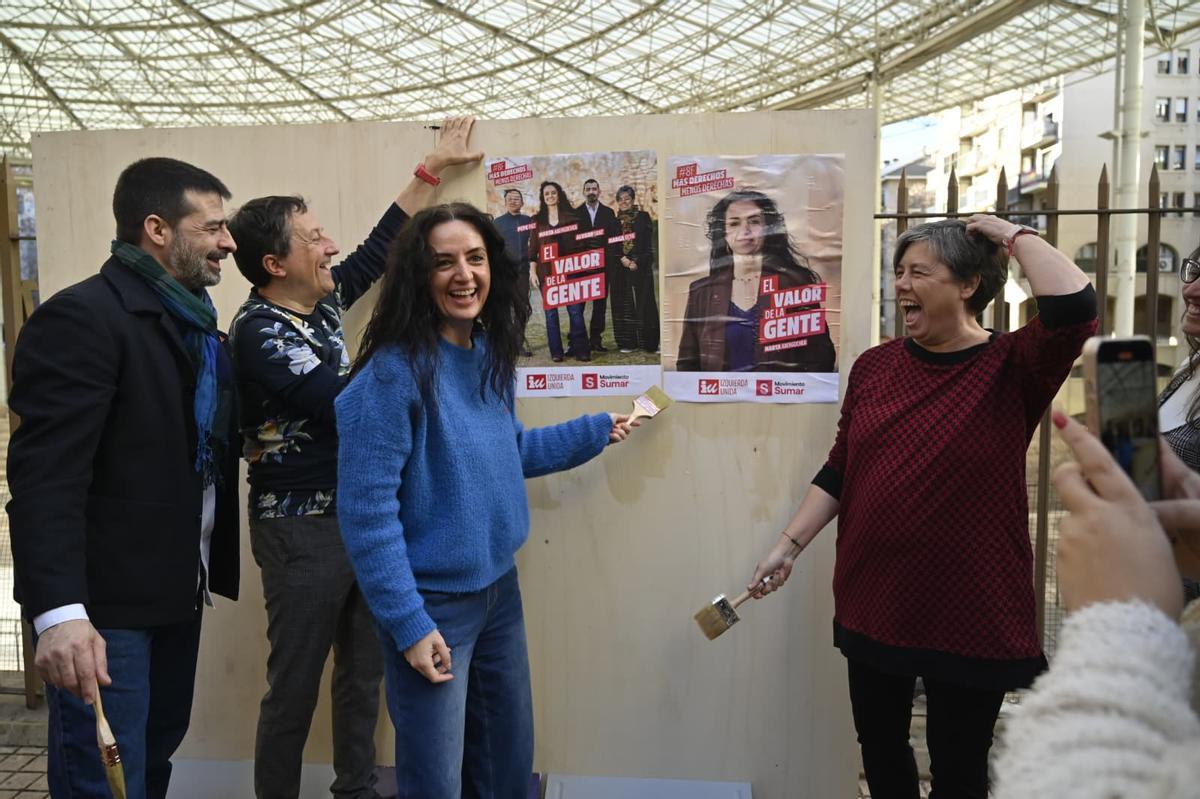 Pegada de carteles de IU en Aragón, este viernes en Zaragoza.