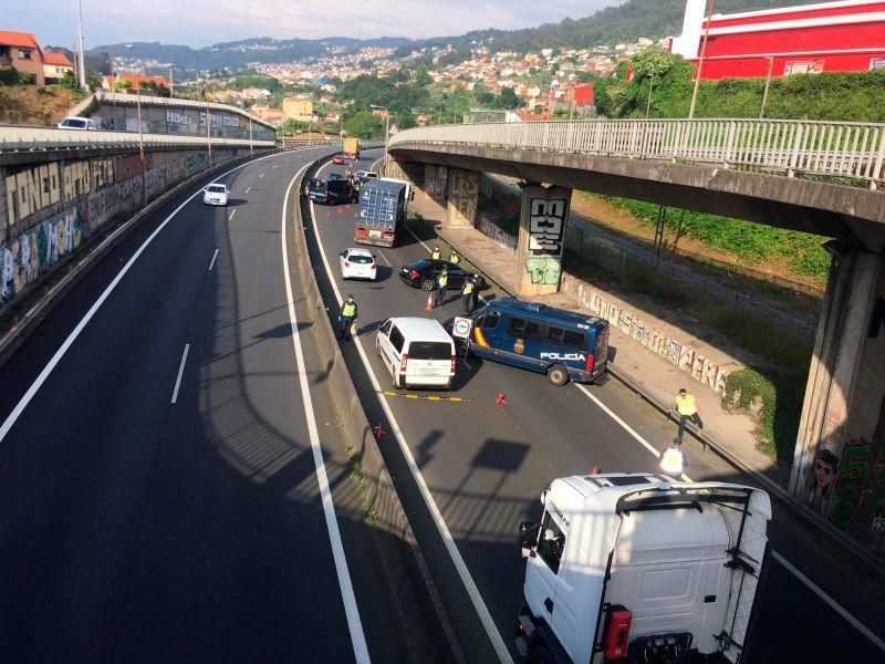 Controles exhaustivos en Vigo ante la llegada del fin de semana. // Alba Villar | FdV