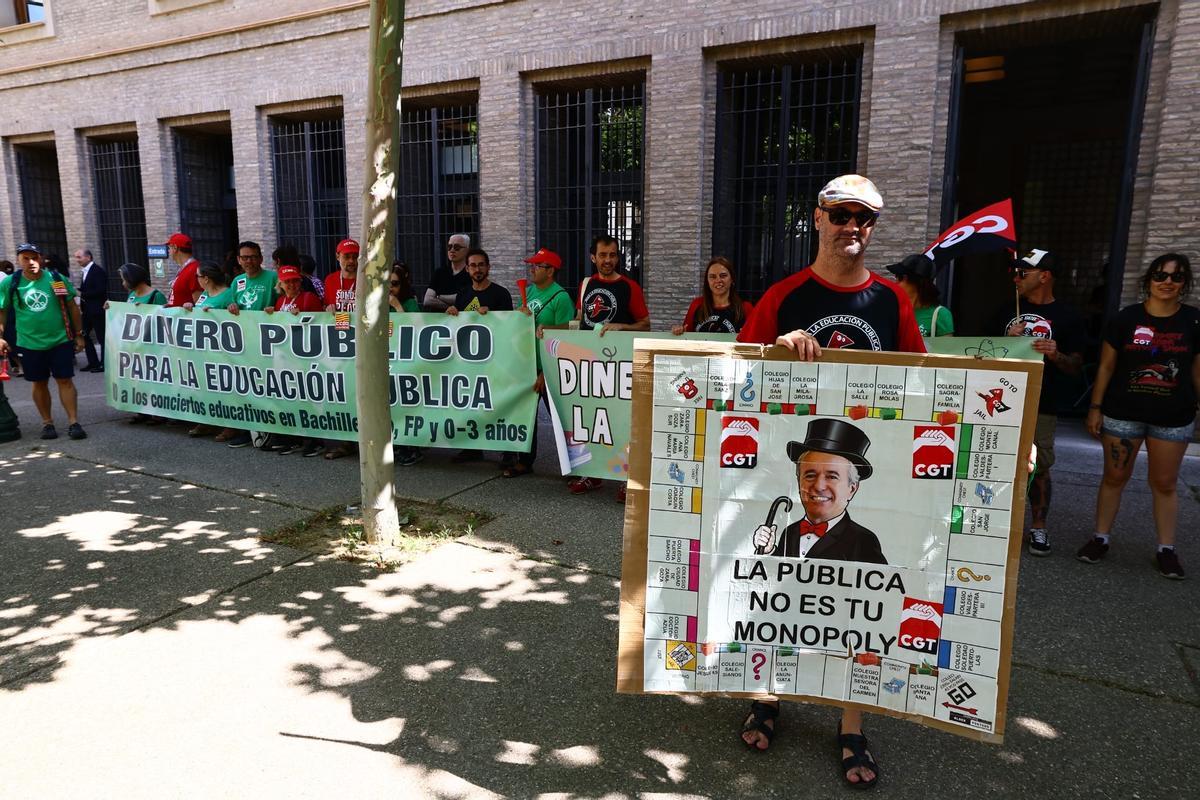Protesta sindical ante el Pignatelli el día de la educación aragonesa. Protesta sindical ante el Pignatelli el día de la educación aragonesa.