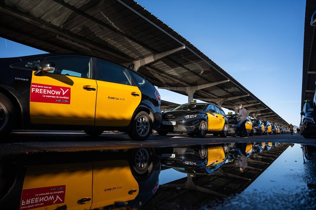 Barcelona. 29/01/2025. Barcelona. Los taxistas colapsan Barcelona en la llamada "Operación Candado" tras salir del aeropuerto y hacer una marcha lenta por la Ronda Litoral y la Ronda de Dalt. AUTOR: Marc Asensio Barcelona, Catalunya, España, taxi, taxistas, Ronda Litoral, Ronda de Dalt, Elite Taxi, Tito Alvarez, protesta, marcha lenta, aeropuerto, Terminal 1, Terminal 2, Operación Candado, transporte, enfado