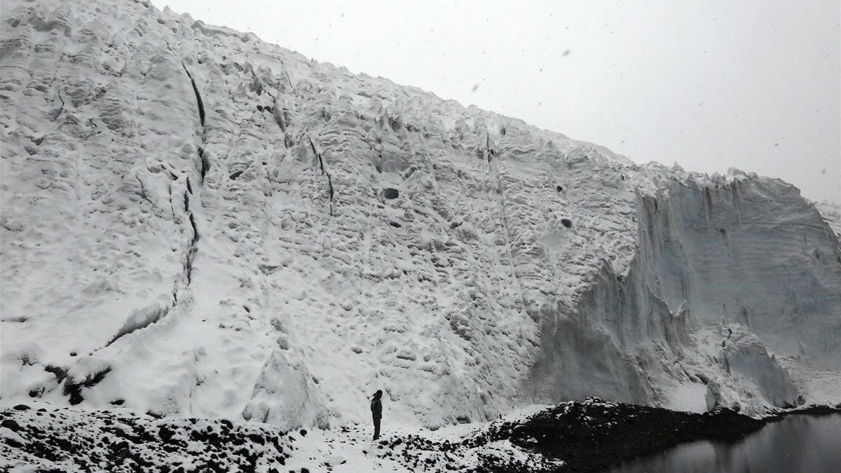 Ladera de la Cordillera Blanca, cadena de montañas de los Andes centrales cubierta de nieve en Perú