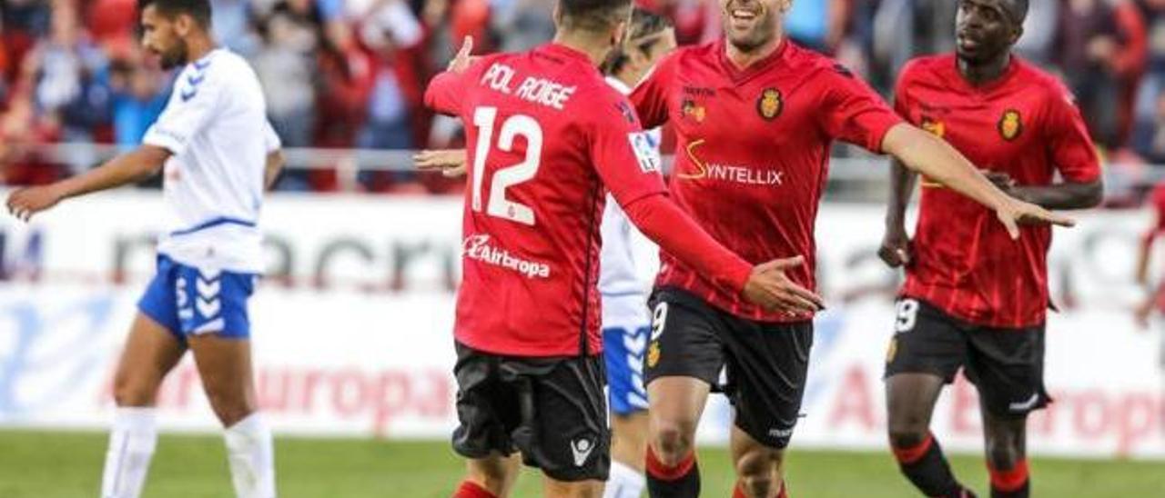 Ortuño celebra con Pol Roigé el gol que marcó ayer al Tenerife en el Iberostar Estadio.