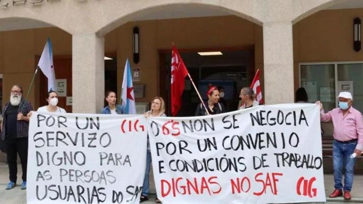 Protesta en octubre de 2025 de la plantilla de ayuda en el hogar de la zona norte de Arteixo. | LOC