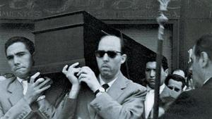 El 1959, portant el cos de Carles Riba.