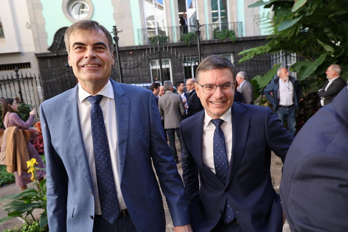 El conservador Fernando Enseñat (i) y el portavoz de Vox, Nicasio Galván, en el patio central del Parlamento durante el receso de la sesión plenaria.