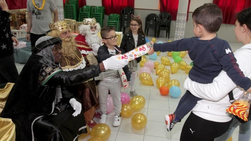 Los Reyes Magos reparten hoy miles de juguetes y caramelos por toda la ciudad