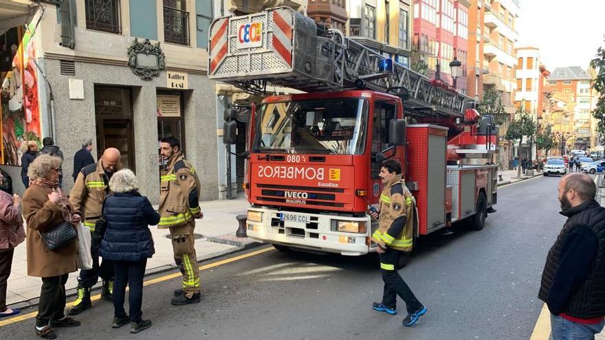 El camión de bomberos en la calle del Rosal.