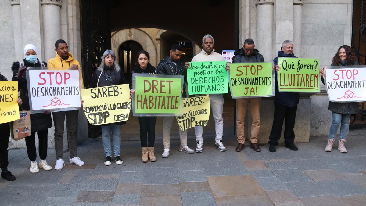 Veïns d'un bloc de pisos de Sant Narcís demanen aturar el desnonament davant de l'Ajuntament de Girona