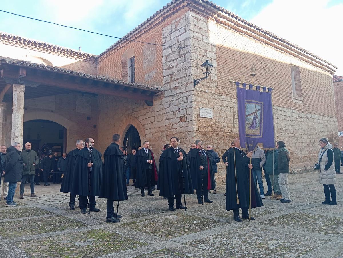 Los cofrades en la iglesia de Santa María de Roncesvalles y Santa Catalina .