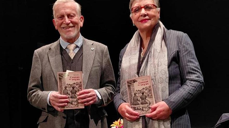 La escritora María Teresa López presenta el libro "Cousas de veyas" en El Llano
