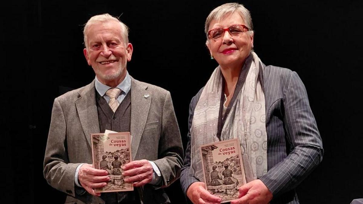Xuan Xosé Sánchez Vicente y María Teresa López, antes del acto.