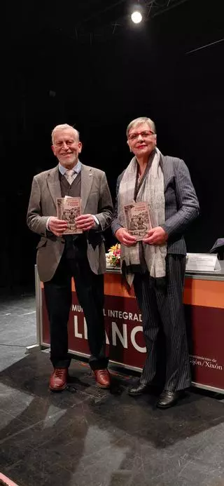 La escritora María Teresa López presenta el libro "Cousas de veyas" en El Llano