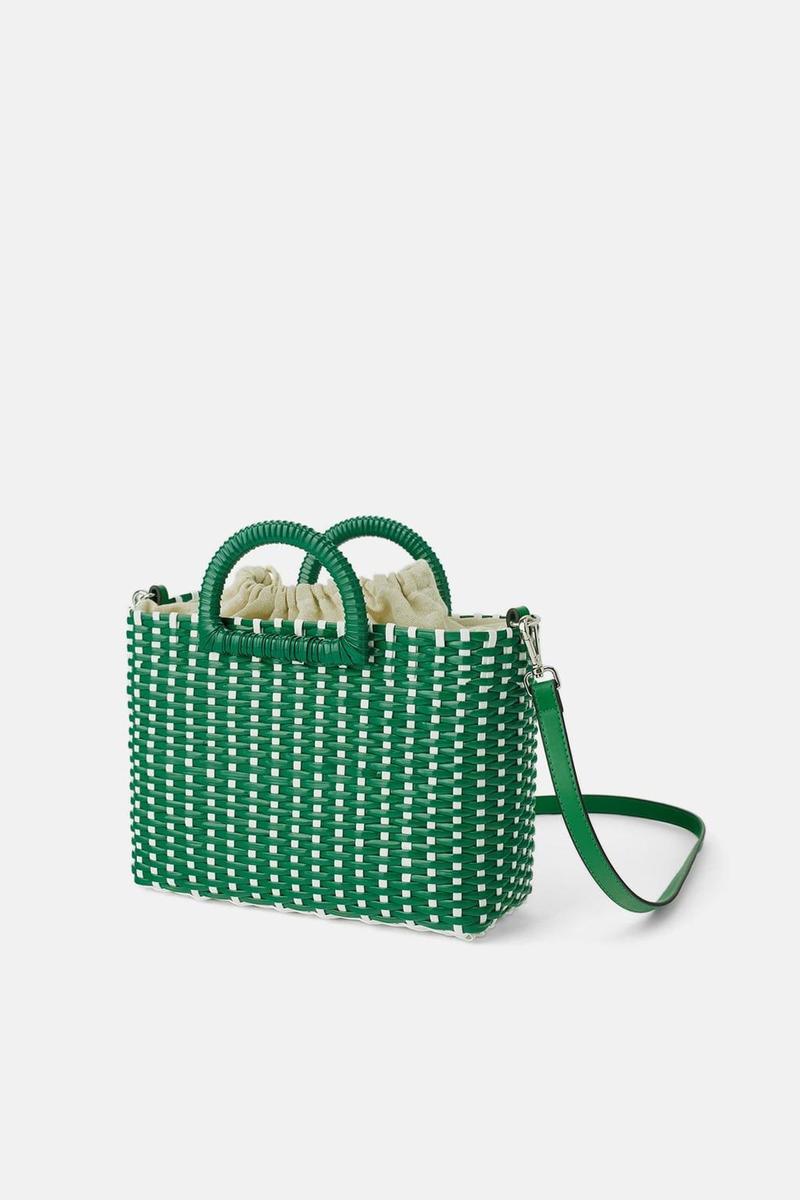 Bolso trenzado de Zara en color verde