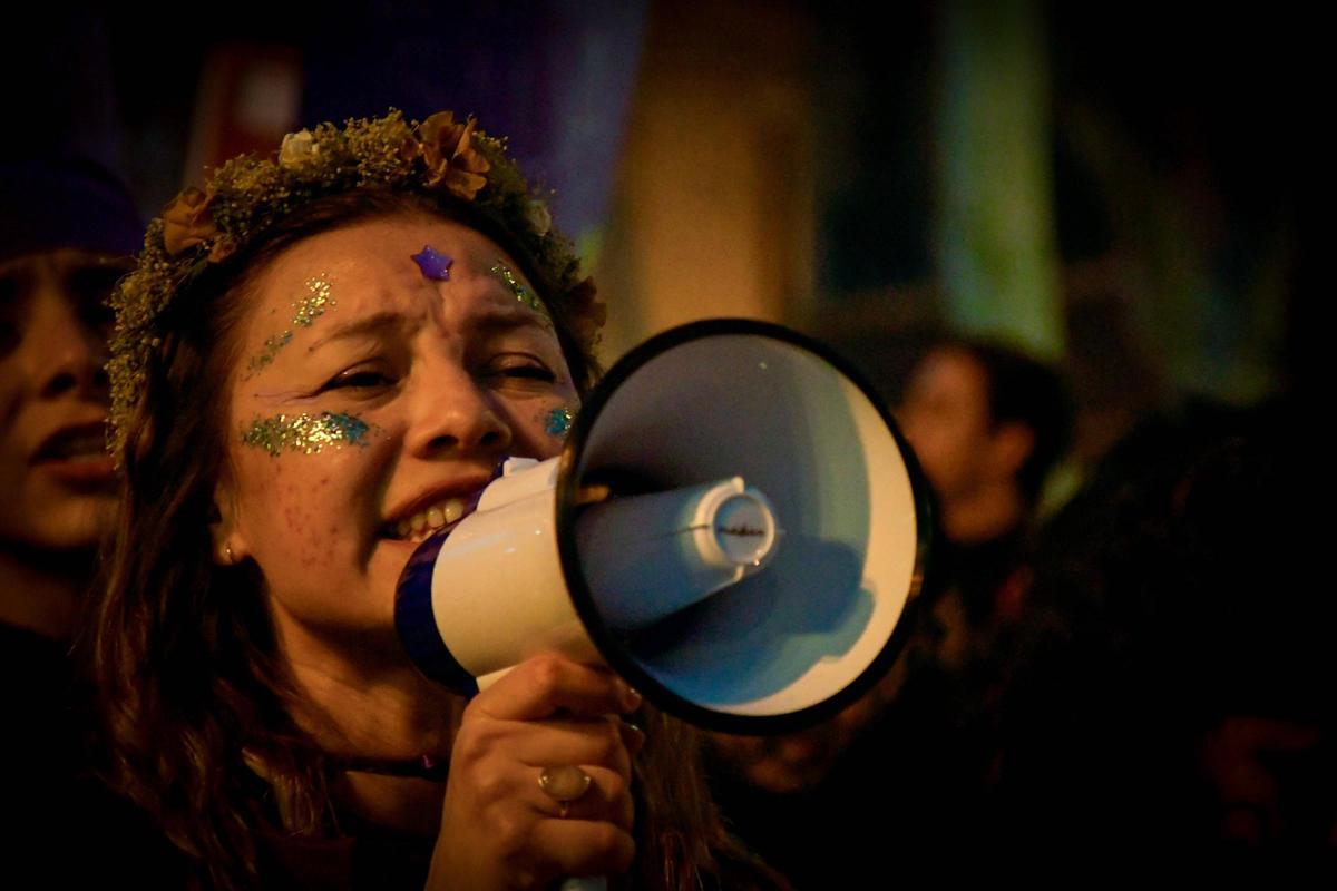 Miles de mujeres se manifiestan en Barcelona por el 8M | FOTOS