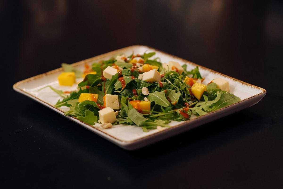 1. Mango picante, cacahuete en texturas, D.O.P. Queso de Tetilla y rúcula