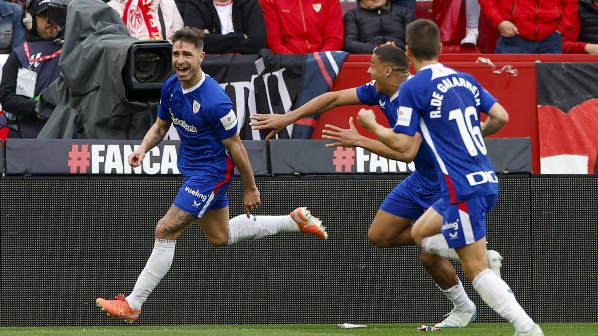 Los jugadores del Athletic celebran el gol ante el Sevilla.