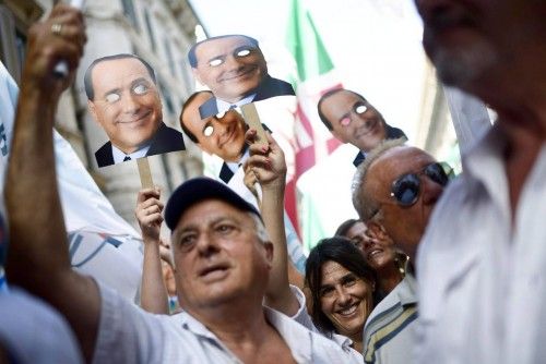 Seguidores de Berlusconi le demuestran su apoyo
