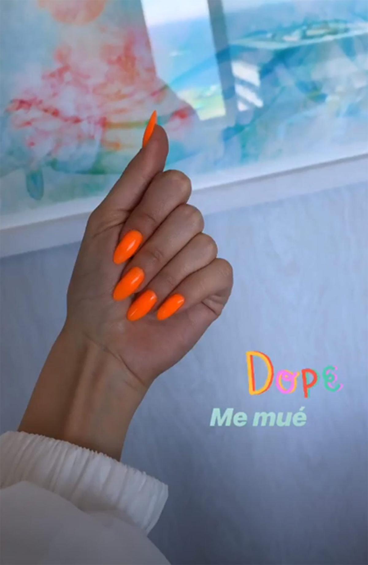 Uñas largas y naranjas de Úrsula Corberó