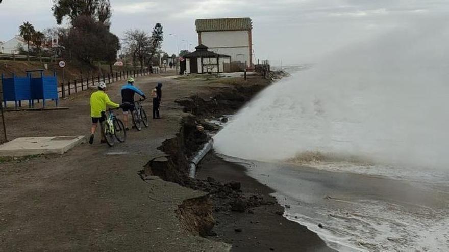 Rotura de tubería de agua potable en la costa de Vélez-Málaga