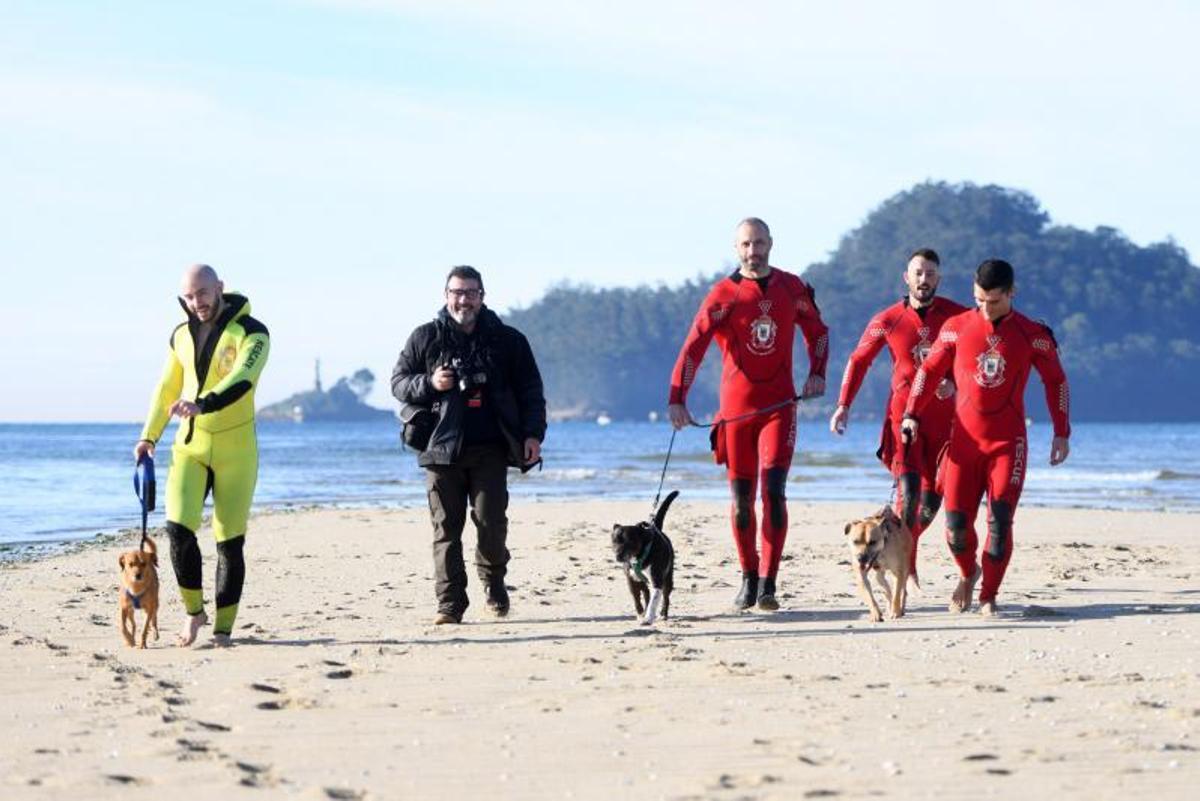 Bomberos de Pontevedra con algunos de los perros que protagonizarán el calendario de “Os Palleiros”, con el fotógrafo Miguel Vidal.   | // G.S.