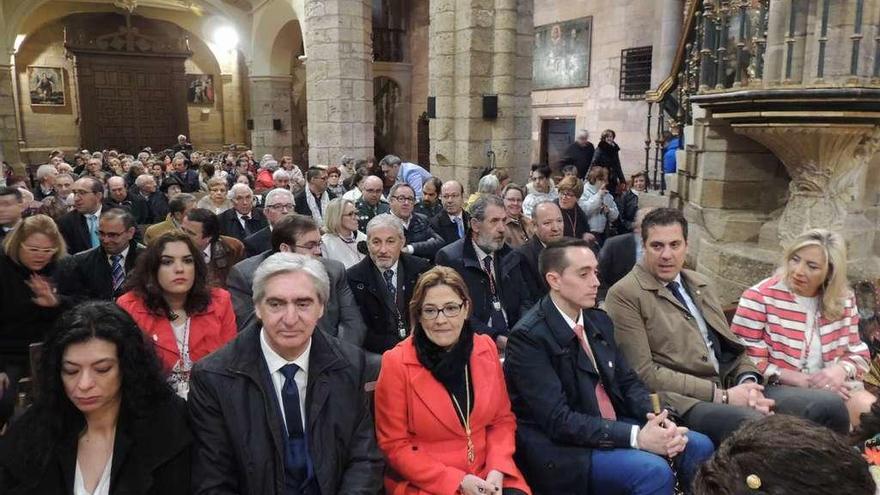 Asistentes a los oficios religiosos con las autoridades provinciales y locales en primer plano.