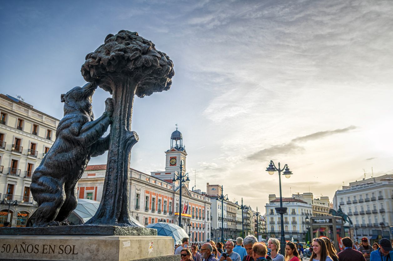 Puerta del Sol y estatua del Oso y el Madroño, Madrid.