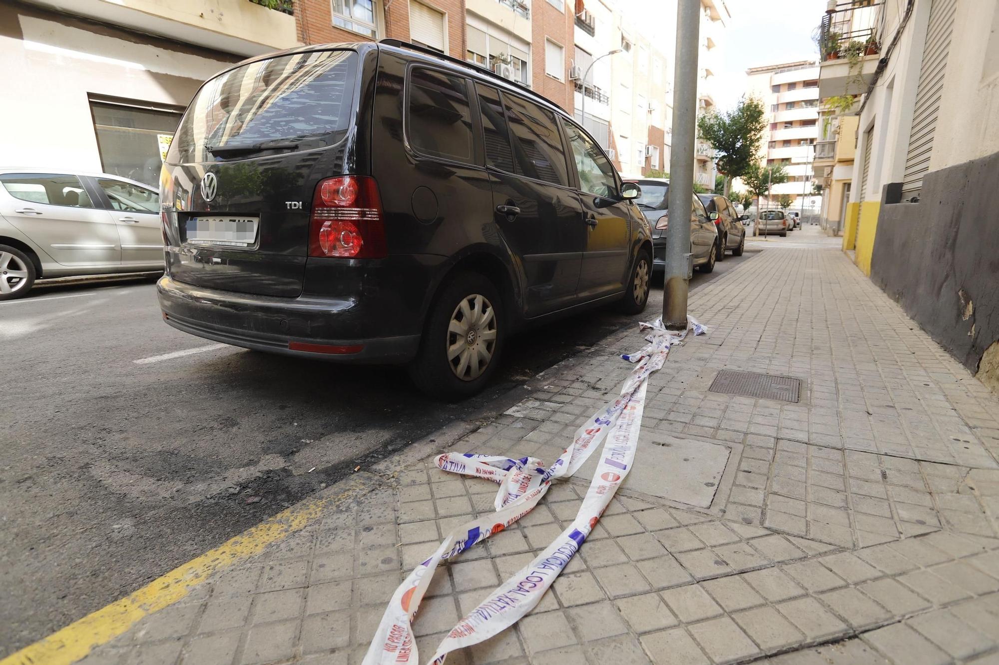 Así se incendió un coche aparcado en la calle Juan XXIII de Xàtiva