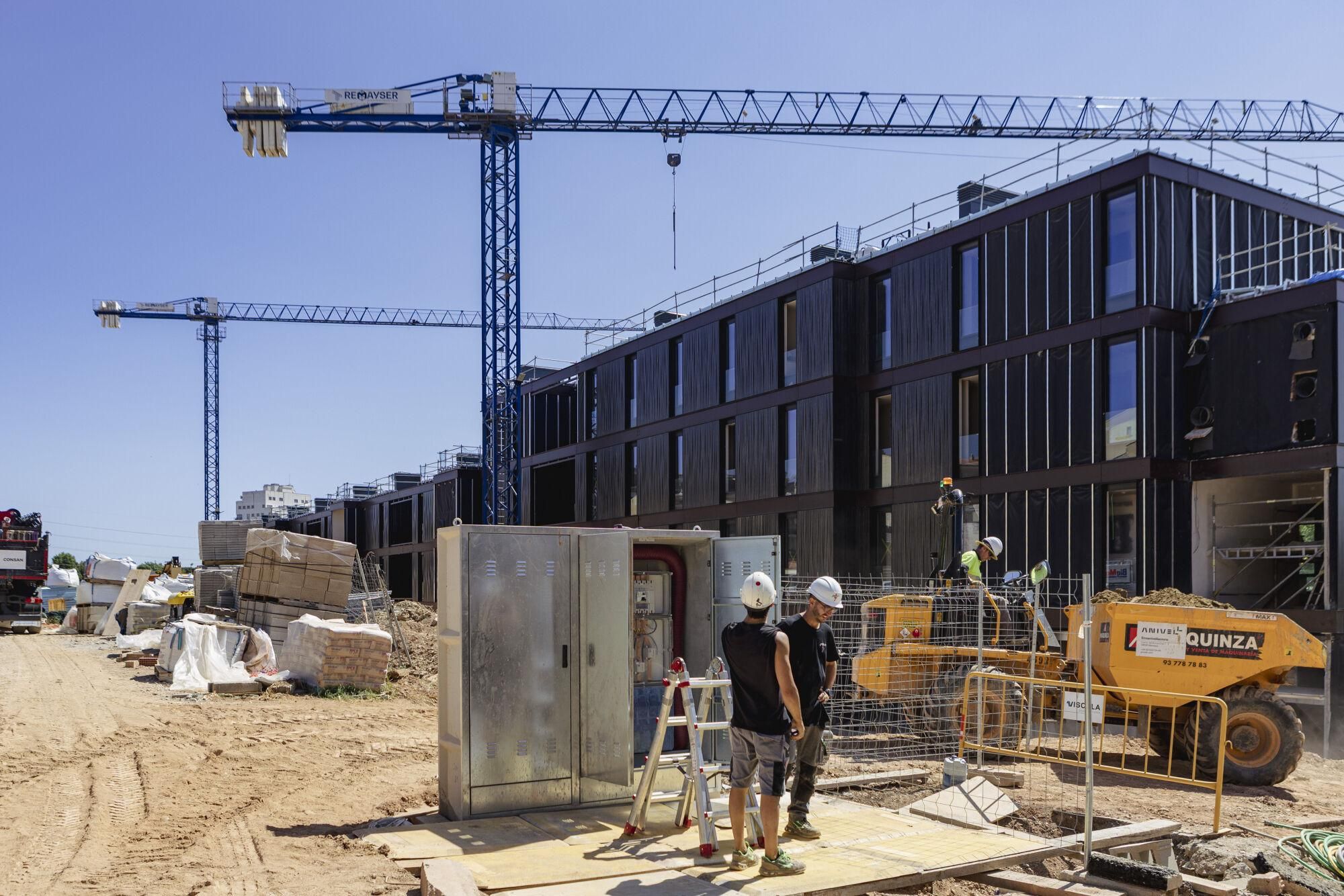 Obres a La Parada, l'edifici més singular de Manresa des de fa dècades