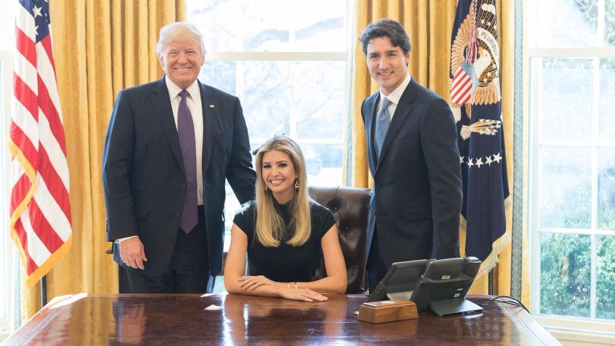 Ivanka Trump, sentada junto al presidente de EEUU y Justin Trudeau, de pie, en el Despacho Oval.